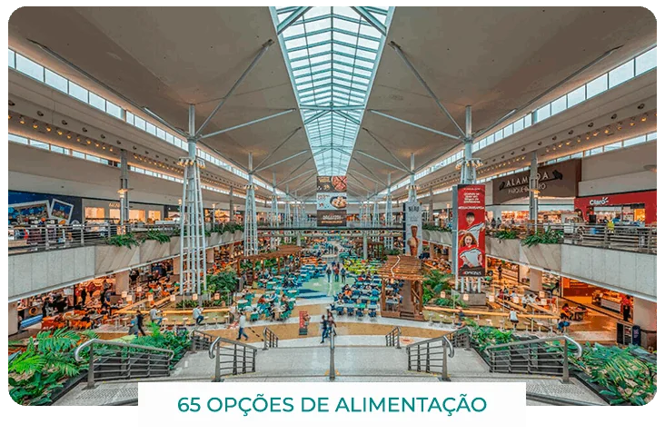 Praça de alimentação do shopping, com 65 opções de alimentação
