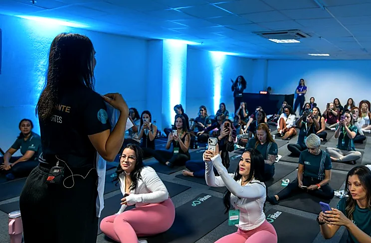 Turma no tapete na Sala Novos Talentos