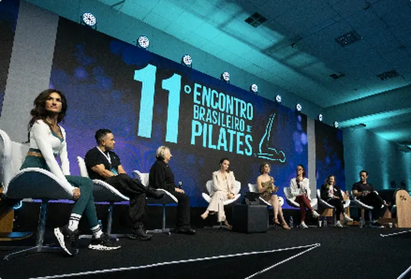 Painel de palestrantes no palco do Encontro 2026