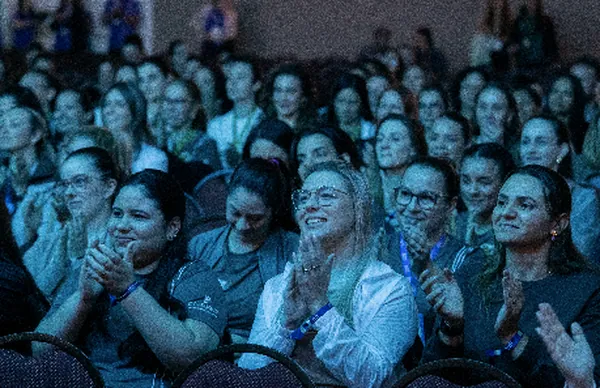 Congressistas aplaudindo no Encontro 2026